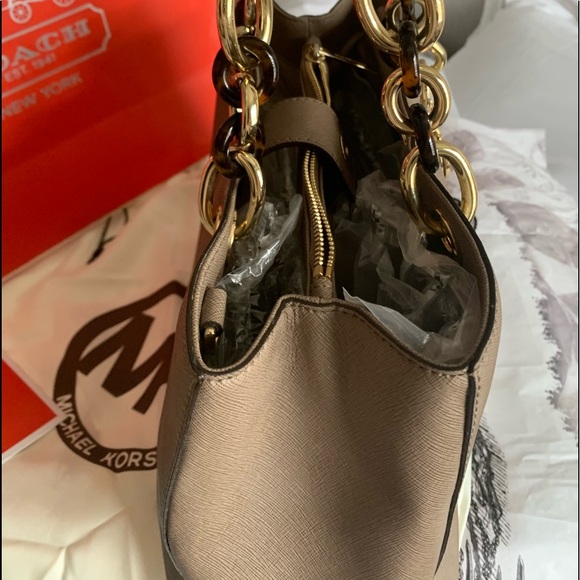 MK medium purse almost new - Picture 4 of 5